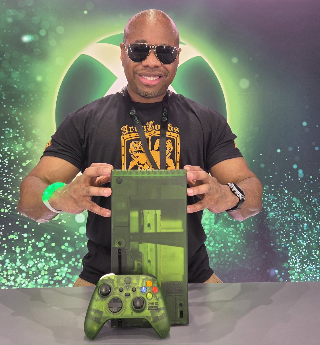 LordCognito's tweet photo. I got a chance to go hands with the @XBOX Series X25 Limited Edition Console & Wireless Controller X25 Special Edition! More info soon on @IronLordPodcast @LordsGamingNet #LOGNET๐ป #ILP๐ https://t.co/Cw4vTnw5zX