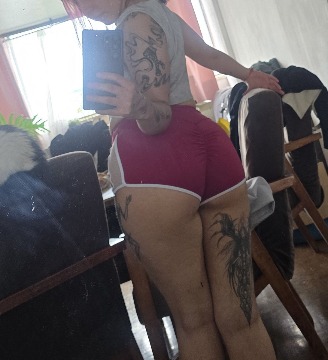 DomMisstressAnn's tweet photo. Regresando del gym...
Se entreno culo y pierna,
¿Qué te pongo en la cara? 

A) Culo sudado
B) Pies sudados
C) Axilas sudadas,las más olorosas :3 https://t.co/t6ws2sLI4F
