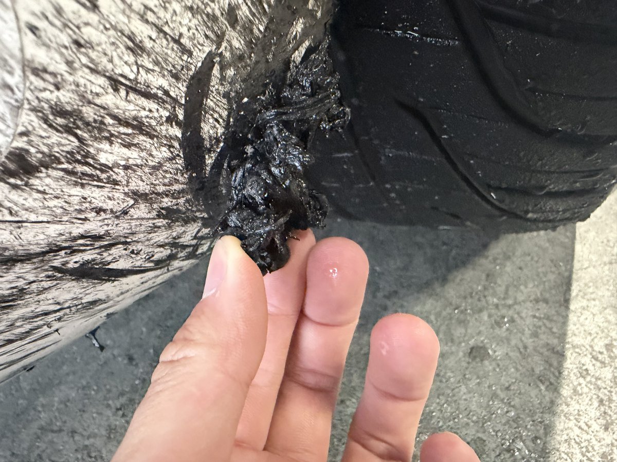 miyanikiniki's tweet photo. 24時間で蓄積したタイヤカスを見て欲しい
リアフェンダーにこんな固まり付着してるんです🫣
S耐の過酷さが伺えますね
#s耐 https://t.co/6t5iQ9Q6GA