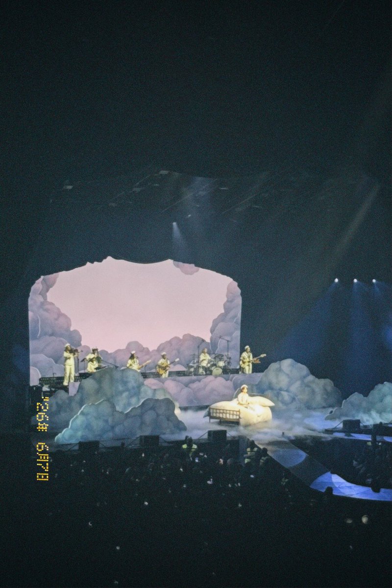 sammlama's tweet photo. nenhuma foto que eu tinha visto fez jus ao quão lindo é o palco da wishbone tour do conan gray JURO https://t.co/JoRlSHE3lT