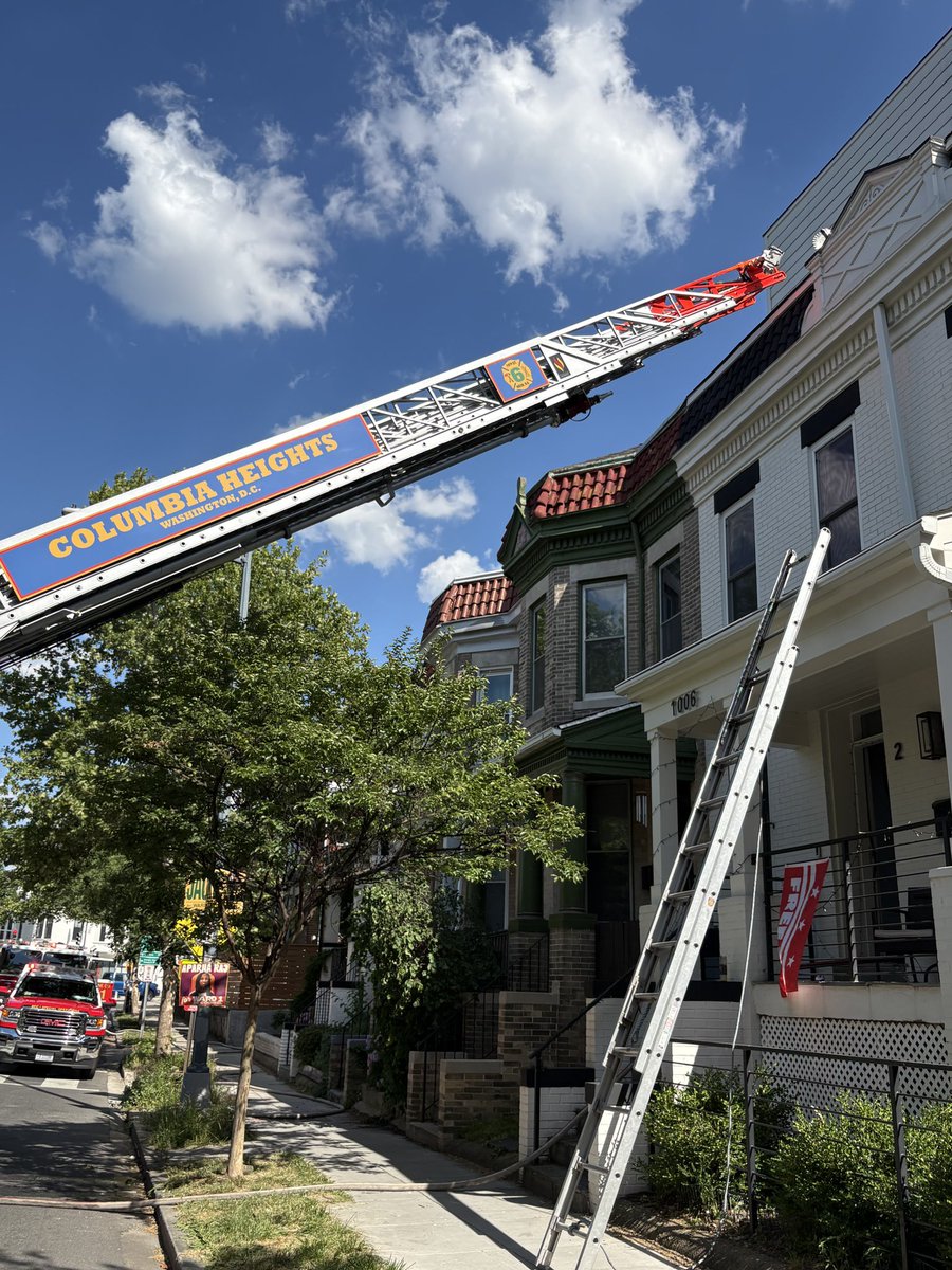 dcfireems's tweet photo. Box Alarm: (4:13 pm) 1000 Block of Monroe St NE

Small fire involving decking on 2nd floor balcony of 3 story occupied row house.

No extension of fire to interior of home.

2 residents and 2 cats displaced.

Cause of fire under investigation.

No injuries to report. https://t.co/8xsf7BlgcC