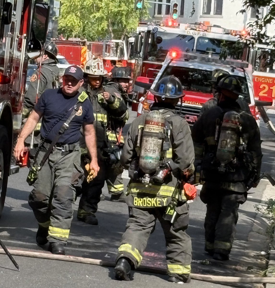 dcfireems's tweet photo. Box Alarm: (4:13 pm) 1000 Block of Monroe St NE

Small fire involving decking on 2nd floor balcony of 3 story occupied row house.

No extension of fire to interior of home.

2 residents and 2 cats displaced.

Cause of fire under investigation.

No injuries to report. https://t.co/8xsf7BlgcC