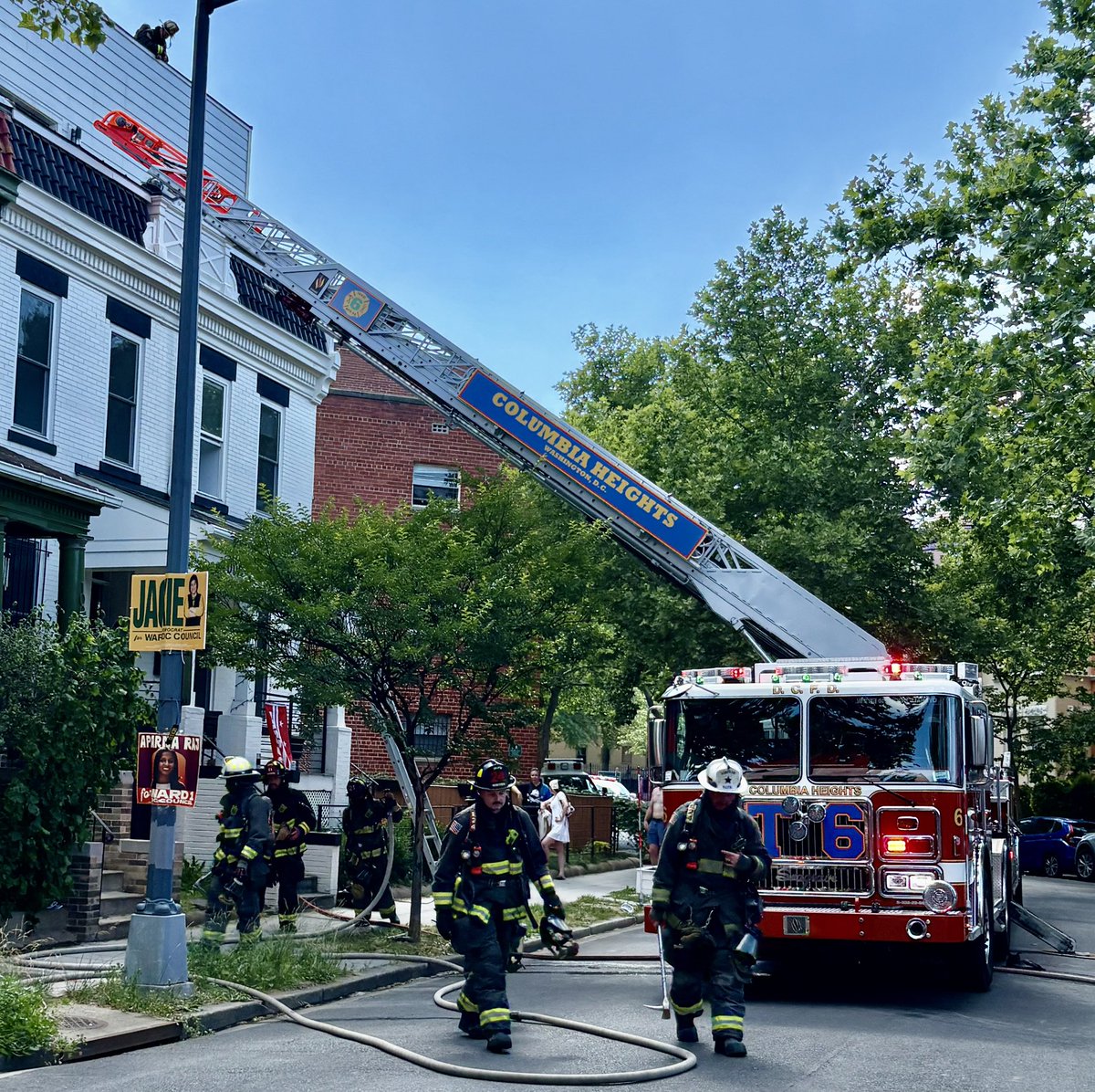 dcfireems's tweet photo. Box Alarm: (4:13 pm) 1000 Block of Monroe St NE

Small fire involving decking on 2nd floor balcony of 3 story occupied row house.

No extension of fire to interior of home.

2 residents and 2 cats displaced.

Cause of fire under investigation.

No injuries to report. https://t.co/8xsf7BlgcC