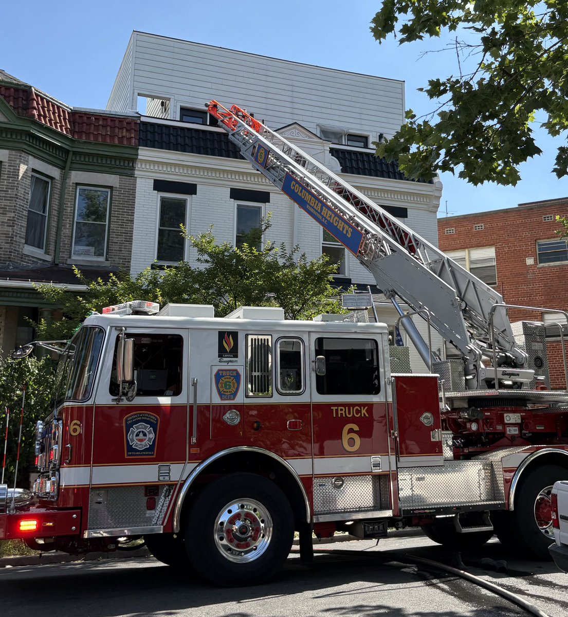 dcfireems's tweet photo. Box Alarm: (4:13 pm) 1000 Block of Monroe St NE

Small fire involving decking on 2nd floor balcony of 3 story occupied row house.

No extension of fire to interior of home.

2 residents and 2 cats displaced.

Cause of fire under investigation.

No injuries to report. https://t.co/8xsf7BlgcC