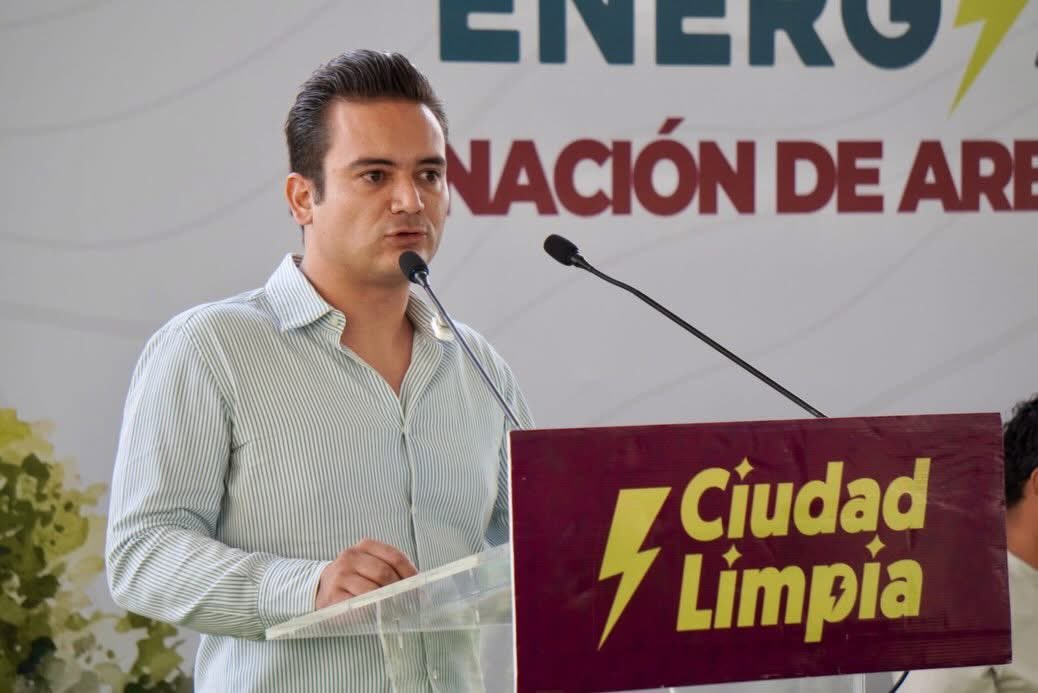 bernardomayren's tweet photo. 🌳💚 SEGUIMOS TRABAJANDO POR UN OAXACA MÁS VERDE

El día de hoy participé en la entrega de arboles que se realizó por parte de nuestro presidente municipal Ray Chagoya a asociaciones, instituciones y organizaciones cuyo compromiso por el medio ambiente y con su sociedad los ha distinguido:
 
🌱 PDMU Zona Oaxaca
🌱 Fundación Grupo ADO
🌱 Asociación de Scouts de México A.c. Provincia Oaxaca 

Sumando esfuerzos, fortalecemos nuestro el compromiso para construir un municipio más sostenible y con mayor conciencia ambiental. 🌎✨