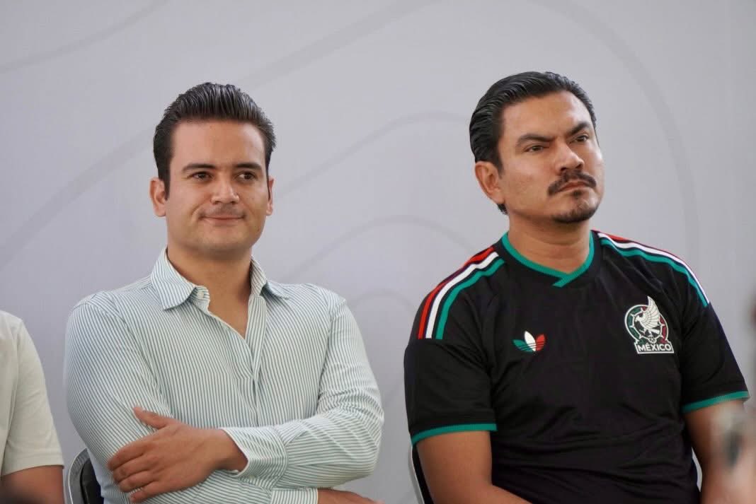 bernardomayren's tweet photo. 🌳💚 SEGUIMOS TRABAJANDO POR UN OAXACA MÁS VERDE

El día de hoy participé en la entrega de arboles que se realizó por parte de nuestro presidente municipal Ray Chagoya a asociaciones, instituciones y organizaciones cuyo compromiso por el medio ambiente y con su sociedad los ha distinguido:
 
🌱 PDMU Zona Oaxaca
🌱 Fundación Grupo ADO
🌱 Asociación de Scouts de México A.c. Provincia Oaxaca 

Sumando esfuerzos, fortalecemos nuestro el compromiso para construir un municipio más sostenible y con mayor conciencia ambiental. 🌎✨