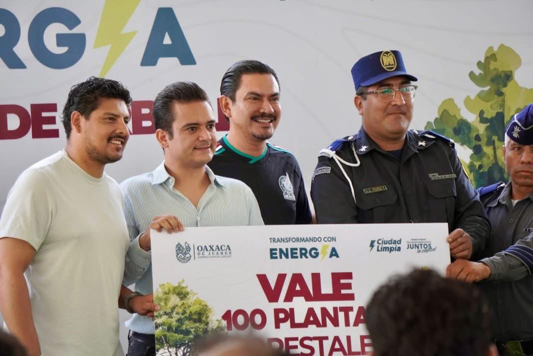bernardomayren's tweet photo. 🌳💚 SEGUIMOS TRABAJANDO POR UN OAXACA MÁS VERDE

El día de hoy participé en la entrega de arboles que se realizó por parte de nuestro presidente municipal Ray Chagoya a asociaciones, instituciones y organizaciones cuyo compromiso por el medio ambiente y con su sociedad los ha distinguido:
 
🌱 PDMU Zona Oaxaca
🌱 Fundación Grupo ADO
🌱 Asociación de Scouts de México A.c. Provincia Oaxaca 

Sumando esfuerzos, fortalecemos nuestro el compromiso para construir un municipio más sostenible y con mayor conciencia ambiental. 🌎✨