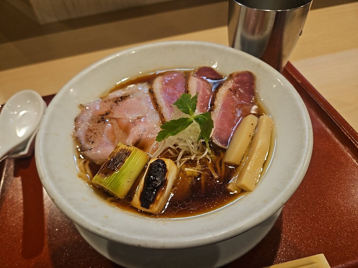 KOTOMIN__1101's tweet photo. ❤️燃えよ麺助🤍
紀州鴨そば➕紀州鴨ロース増し

初訪問🔰❶
🦆好きにはたまらん出汁に甘塩っぱいスープが癖になる美味しさ🤤
麺にスープが染み込んでてめちゃウマでした🥰
鴨ロースウマウマ🩷
ご馳走様でした😋 https://t.co/Jv7yx9gPLc