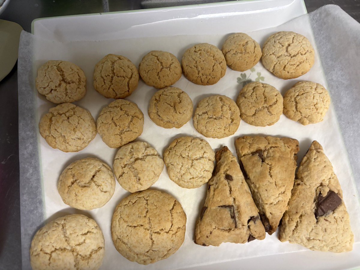 tkdai67's tweet photo. 子供達がお祝いに来てくれて
最高の誕生日やった。

愛娘は手作りのクッキー
娘の友達達は沢山のプレゼント
生産性の無い高校生の下ネタ話
みんなで焼肉パーティー
最高の仲間で可愛い子供達！
いつも高校生6〜8人をワンオペ！笑
楽しいぜ育児！

４２年目もよろしくお願い致します！

40超えてから年取るのマジでた���しいー！！