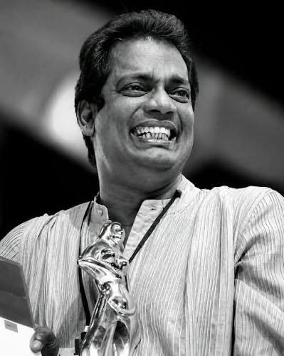 Shivashankarpr's tweet photo. സലിംകുമാർ എന്ന മലയാളികളുടെ പ്രിയനടൻ ഇന്നലെ ഓർമ്മയായി. പറവൂർ എന്ന കൊച്ചു പ്രദേശം കേരളത്തിന്റെ ശ്രദ്ധാ കേന്ദ്രമായ ദിവസം.  പറവൂരിന്റെ അടുത്ത പ്രദേശമായ ചെറായി എന്ന പ്രദേശത്തുള്ള കൂട്ടുങ്കൽ വീട്ടിൽ സലിം എന്ന 69 കാരനും നമ്മെ വിട്ടുപോയി. സലിംച്ചേട്ടൻ വിദ്യാനികേതൻ എന്ന പ്രശസ്തമായ വിദ്യാഭ്യാസ സ്ഥാപനത്തിന്റെ സംസ്ഥാന ഓഫീസിലെ ഉദ്യോഗസ്ഥൻ ആയിരുന്നു. 

ഇവിടംകൊണ്ട് അവസാനിക്കേണ്ട ഒരു അനുശോചനസന്ദേശം ആണോ സലിം ജിയുടേത്? 

ആരായിരുന്നു സലീമേട്ടൻ? 1970  കളുടെ അവസാന  കാലഘട്ടത്തിൽ സംഘ സ്വയംസേവകനായി തന്റെ സേവന ജീവിതം ആരംഭിക്കുന്നു. പഠനശേഷം തനിക്ക് കിട്ടിയ KSEB യിലെ ജോലിയും കുടുംബവും ഉപേക്ഷിച്ച് സംഘത്തിന്റെ ആഹ്വാനം ഹൃദയത്തിൽ വഹിച്ച് അസ്സമിലേക്ക് പ്രചാരകനായി യാത്ര. ആസ്സാമിൽ ആ കാലഘട്ടത്തിൽ  ULFA തീവ്രവാദികൾ സംഘത്തിനെതിരെ അതിശക്തമായ ആക്രമണം അഴിച്ചുവിടുന്ന  കാലഘട്ടമാണെന്നുകൂടി പുതിയ തലമുറ ഓർക്കണം.  

പിറന്ന നാടിനെയും  , വളർത്തിയ കുടുമത്തെയും, തനിക്കു കിട്ടിയ സർക്കാർ ജോലിയെപ്പോലും  ഉപേക്ഷിച്ച് 3300 കിലോമീറ്റർ അപ്പുറത്തുള്ള രാജ്യത്തിൻറെ തനിക്കറിയാത്ത മറ്റൊരുകോണിലേക്ക് , അവിടെ വളർന്നുവരുന്ന കലാപച്ചൂടിന്റെ നടുവിലേക്ക് താൻ വിശ്വസിച്ച  പ്രത്യയശാസ്ത്രത്തിനുവേണ്ടി നിസ്വനായി യാത്രചെയ്ത വിപ്ലവകാരിയായ, ദൃഢപ്രതിഞ്ജാധാരിയായ സലിം എന്ന ഉത്തമ സ്വയംസേവകനെ  നമ്മൾ എങ്ങിനെയാണ് നാളെയുടെ ചരിത്രത്തിൽ അടയാളപ്പെടുത്തേണ്ടത്?   

അതീവ ഗുരുതര സാഹചര്യത്തിൽ ആയിരുന്ന അസം ഇന്ന് അതിശക്തമായ ദേശീയബോധമുള്ള, വികസന വീക്ഷണമുള്ള  സർക്കാരിന്റെ പിൻബലത്തിൽ മൂന്നാം വട്ടവും  മുന്നോട്ടുപോവുകയാണ്. സലീമേട്ടനെ പോലുള്ള നിരവധി പ്രചാരകർ കേരളത്തിൽനിന്നുപോയി തങ്ങളുടെ യുവത്വവും ,  ജീവിതവും സമർപ്പിച്ചിട്ടാണ് രാജ്യത്തിന്റെ ഒരു പ്രധാനസംസ്ഥാനം ഇന്ന് ഭാരതത്തോടൊപ്പം നിലകൊള്ളുന്നത്. ഇതെല്ലം മനസ്സിലാക്കി നമുക്കുമുന്നെ സഞ്ചരിച്ച് സലീമേട്ടൻ വലിയ ദീർഘവീക്ഷണമുള്ള ഒരു സംഘാടകൻ തന്നെയായിരിന്നു. തന്റെ ജീവിതം നൽകികൊണ്ട് താന്കൂടി പടുത്തുയർത്തിയ പ്രസ്ഥാനം സലീമേട്ടൻകൂടി പോരാടിയ മണ്ണിൽ തലയുയർത്തി , ഭരണസാരഥ്യമേറി മൂന്നാം തവണയും നിൽക്കുന്നത്ര്ഹ് കണ്ടു തികഞ്ഞ സംതൃപ്തിയോടെയായിരിക്കണം അദ്ദേഹം നമ്മളെ വിട്ടുപിരിഞ്ഞത്.

കേരളത്തിന്റെ പ്രിയ നടനും , ഞങ്ങളുടെ പ്രിയ നേതാവിനും  കണ്ണീരിൽ കുതിർന്ന ആദരാജ്ഞലികൾ…. 

#BJPNEWS #AssamNews #BJPGovernment #RSS4Nation