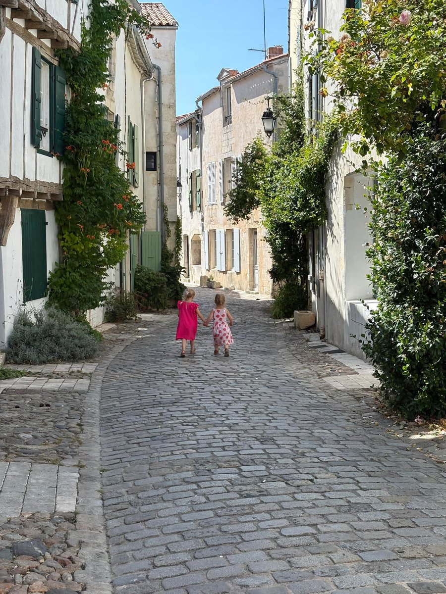 _MissROXY_'s tweet photo. L'avenir Rétais est assuré ! 💖 #IleDeRe https://t.co/TWqcePhH8h