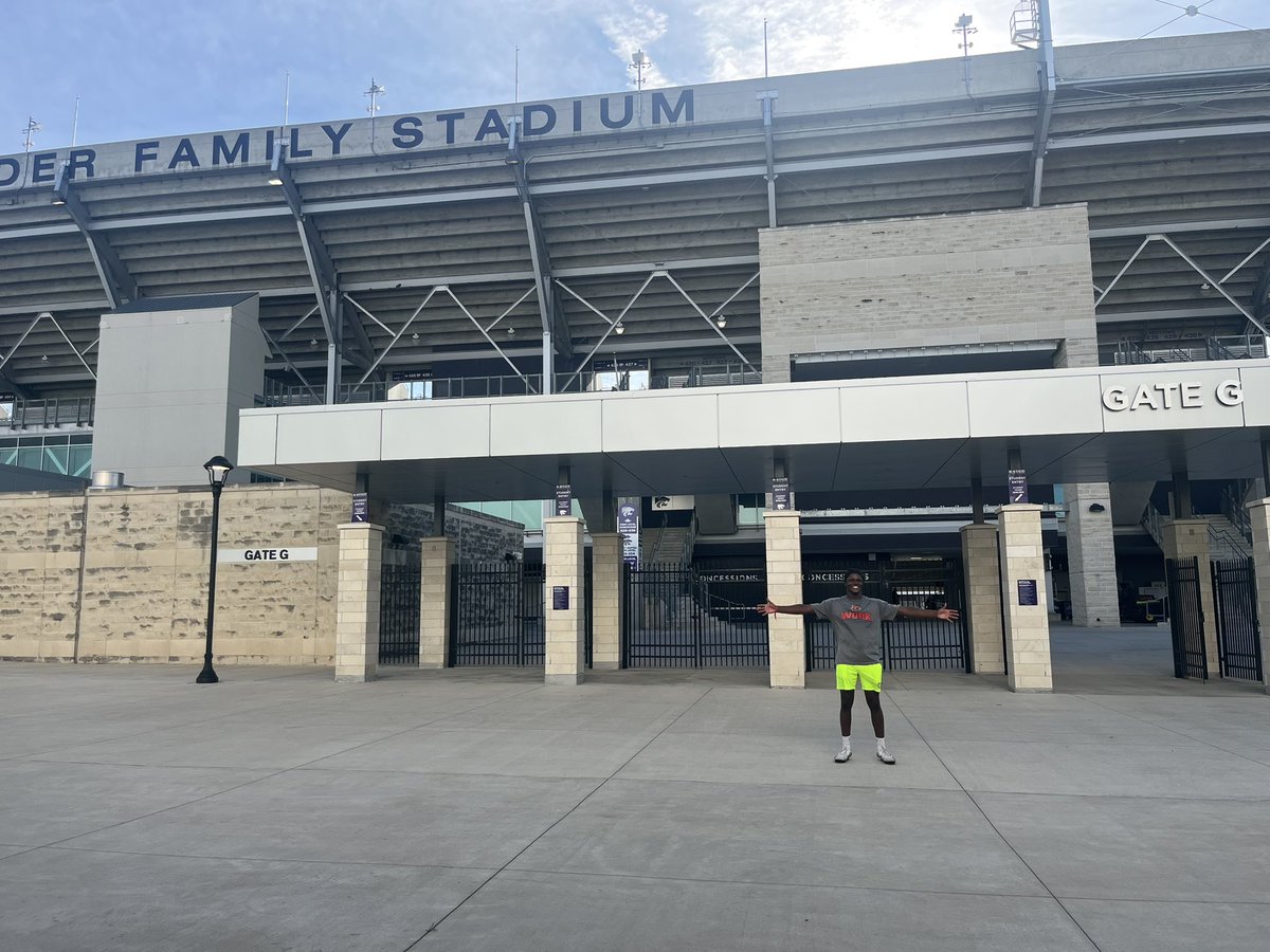 malachi_lfla's tweet photo. After a great camp and conversation with @CoachBuddyWyatt I am Blessed, SUPER EXCITED and HUMBLED to announce I have received my FIRST D1 OFFER from @KStateFB @CoachSvarczkopf @hjacobs67 @tony_woolfolk @JPRockMO @CoachGerdine @_goldiee93 @BigStrongTV @elitefootball https://t.co/hqz4tAMWyA