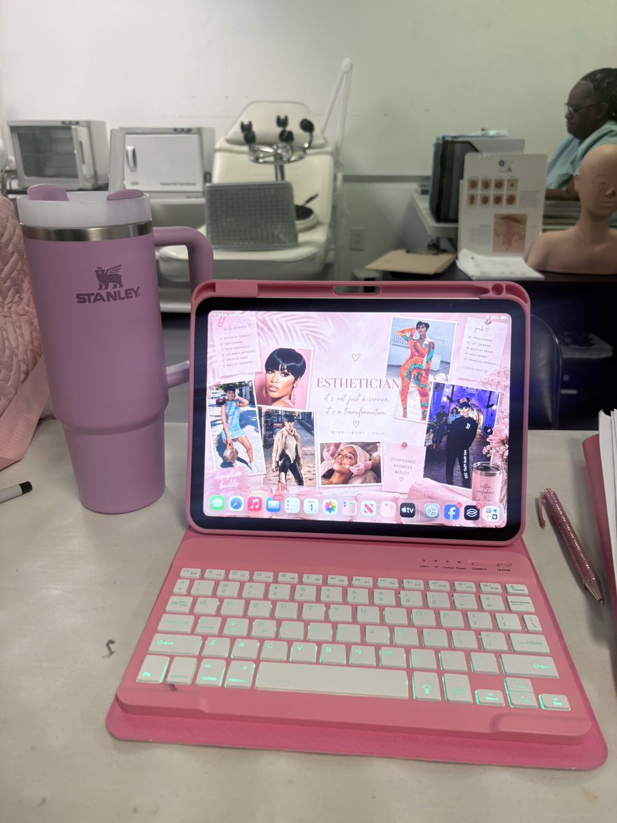 __bombshelll__'s tweet photo. So proud of myself #aestheticianschool https://t.co/OEgYZH1BXL