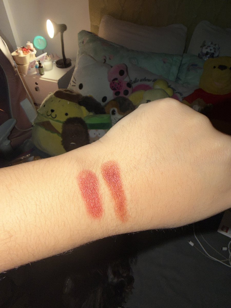 raviolposting's tweet photo. bueno como tengo gash me queria fijar si mi dupe nacional esta parecida y bastante!!

la izquierda es mi crush de vogue y la derecha es gash de urban decay https://t.co/Le6ThP7JPy