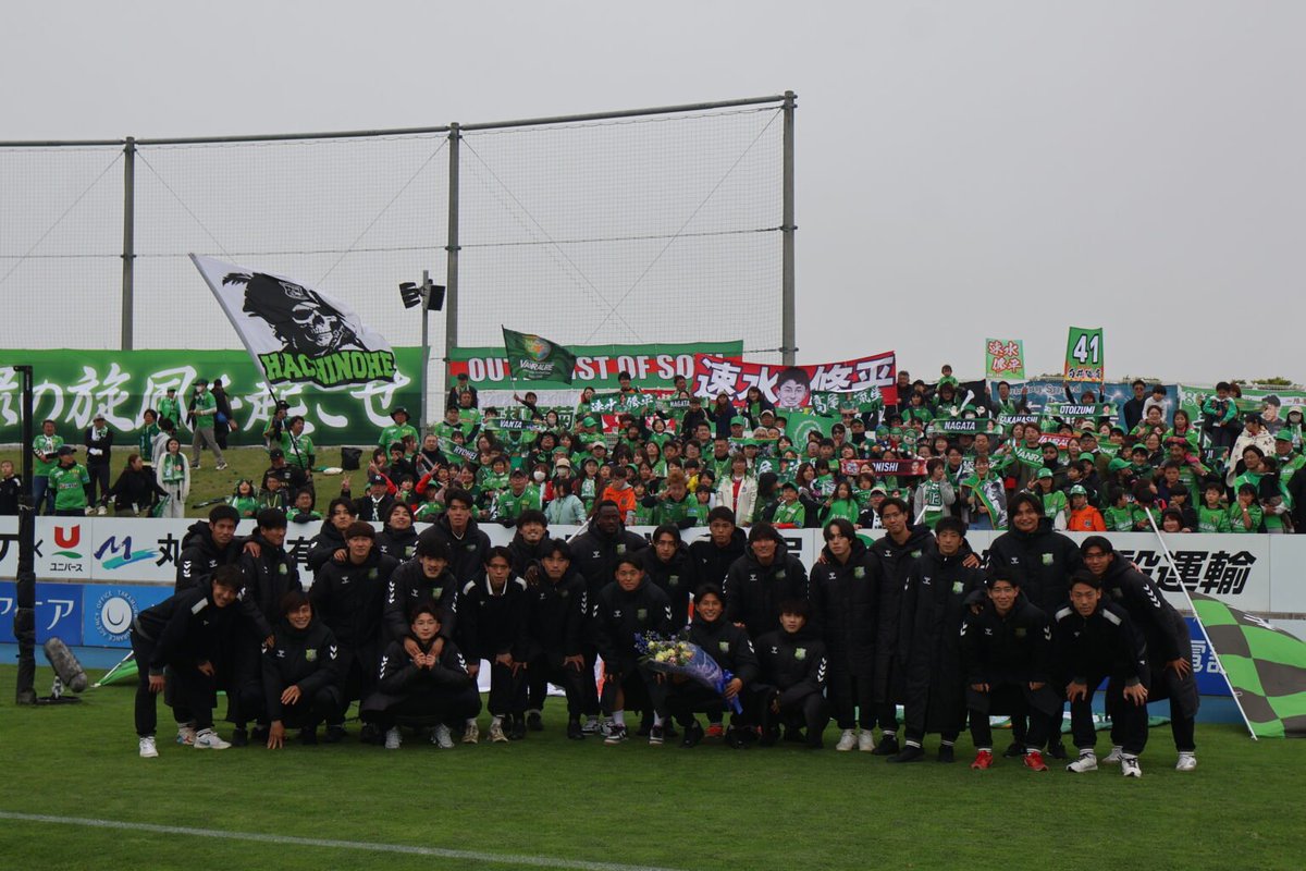 vanraure's tweet photo. 💚🧡

最終戦セレモニー並びに #速水修平 選手引退セレモニーを実施しました。

改めまして温かいご声援やサポートいただきありがとうございました。

⬇️コメント
https://t.co/fSZHqDK22A

⬇️速水選手の引退セレモニーの様子はYouTubeでも公開中
https://t.co/9qsLDox97S

#ヴァンラーレ八戸 https://t.co/1iWyWe3Z6Y