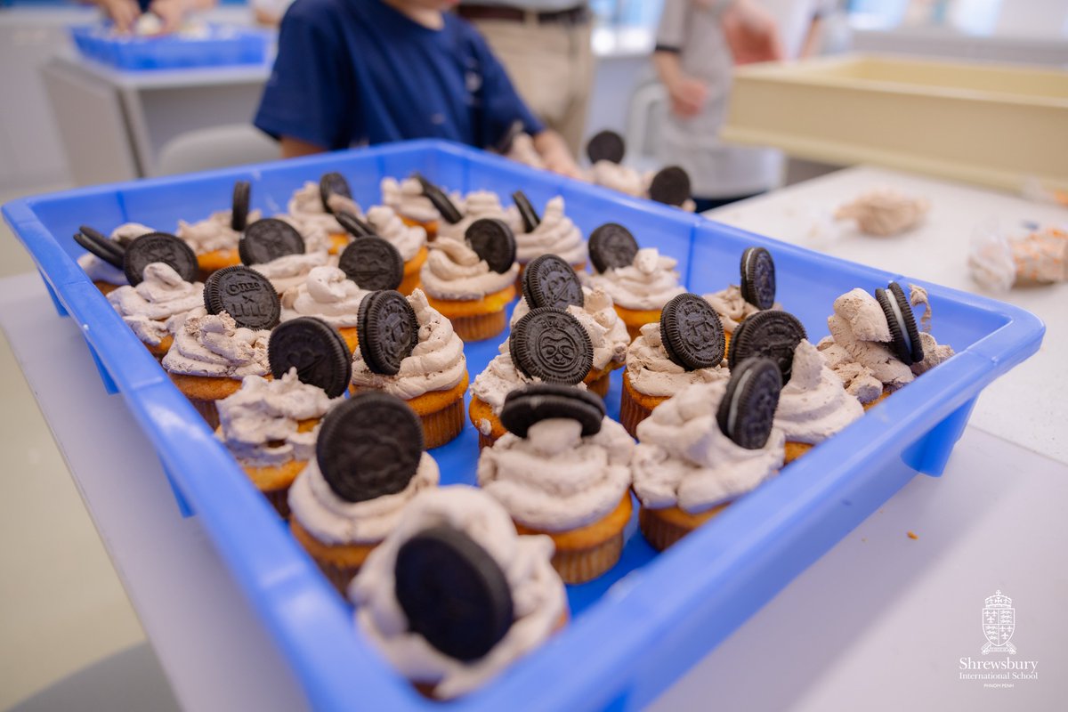 SHPhnomPenh's tweet photo. Our Entrepreneur Club recently took on the challenge of launching their very own cupcake companies. 🧁
Working in mixed-age teams from Year 3 to 6, students developed their own branding, carried out market research, calculated costs, and set prices to maximise profit. They also created full marketing campaigns, designing posters and filming their own adverts.
The project culminated in a fantastic sales event, with all profits donated to support Children’s Fund Cambodia. A brilliant example of creativity, collaboration and real-world learning in action.
Learn more about us 👉 https://t.co/dLDz9QMwVW
 📞Telegram: +85598362666
________________________________________________
កាលពីពេលថ្មីៗនេះ ក្លិបសហគ្រិនវ័យក្មេងរបស់យើង បានចូលរួមក្នុងប្រឡងប្រជែងមួយ គឺការបង្កើតហាងនំខេក (Cupcake) ផ្ទាល់ខ្លួនរបស់ពួកគេ។ 🧁 
 សិស្សានុសិស្សមកពីថ្នាក់ទី ៣ ដល់ទី ៦ (Year 3 to 6) បានសហការគ្នាជាក្រុមដើម្បីបង្កើតម៉ាកយីហោផ្ទាល់ខ្លួន ការស្រាវជ្រាវទៅលើទីផ្សារ គណនាតម្លៃ និងកំណត់តម្លៃលក់ដើម្បីទទួលបានប្រាក់ចំណេញអតិបរមា។ ក្រៅពីនេះ ពួកគេថែមទាំងបានបង្កើតយុទ្ធនាការទីផ្សារ ដោយមានការរចនាផ្ទាំងរូបភាពផ្សព្វផ្សាយ និងការថតវីដេអូពាណិជ្ជកម្មដោយផ្ទាល់ដៃទៀតផង។ 
 គម្រោងនេះបានបញ្ចប់ទៅយ៉ាងជោគជ័យ ជាមួយនឹងព្រឹត្តិការណ៍លក់ដូរដ៏អស្ចារ្យហើយប្រាក់ចំណេញទាំងអស់ត្រូវបានបរិច្ចាគទៅកាន់អង្គការមូលនិធិកុមារកម្ពុជា (Children’s Fund Cambodia)។ នេះគឺជាឧទាហរណ៍ដ៏ល្អបំផុត ដែលបង្ហាញពីការច្នៃប្រឌិត កិច្ចសហការ និងការរៀនសូត្រពីបទពិសោធន៍ជាក់ស្តែងក្នុងជីវិតពិត។
សូមចុះឈ្មោះចូលរួមឥឡូវនេះ 👉 https://t.co/dLDz9QMwVW
 📞 Telegram: +85598362666
________________________________________________
我们的创业家俱乐部（Entrepreneur Club）近期迎接了一项挑战：创办属于他们自己的纸杯蛋糕公司。🧁
 
 来自三至六年级的同学们组成了跨年龄团队，共同开发品牌形象、开展市场调研、计算成本并制定售价，以追求利润最大化。此外，他们还策划了完整的营销活动，包括设计海报和拍摄广告短片。
 
 该项目在一次精彩的销售活动中落下帷幕，所有利润均捐赠给了柬埔寨儿童基金会（Children’s Fund Cambodia）。这是创意、协作与实战