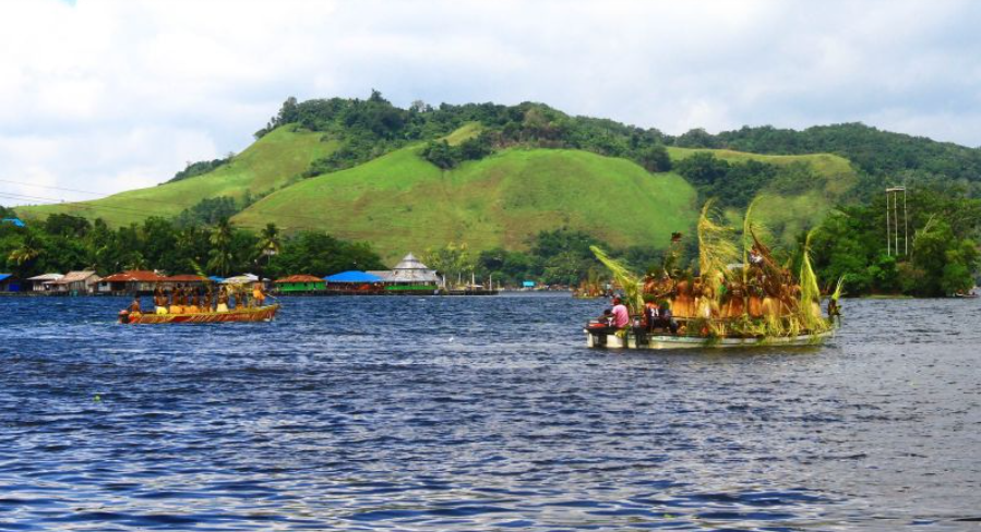 rollokmuel's tweet photo. Kalian harus coba ke kafe baru di daerah Kalkote, pinggir Danau Sentani pas sore. Minum es kopi susu sambil liat perahu melintas dan latar belakang Cycloop pu gunung berselimut awan. Fix, ini tempat healing terbaik di Jayapura sekarang! ☕️⛰️✨ https://t.co/CSVH0lpi0u