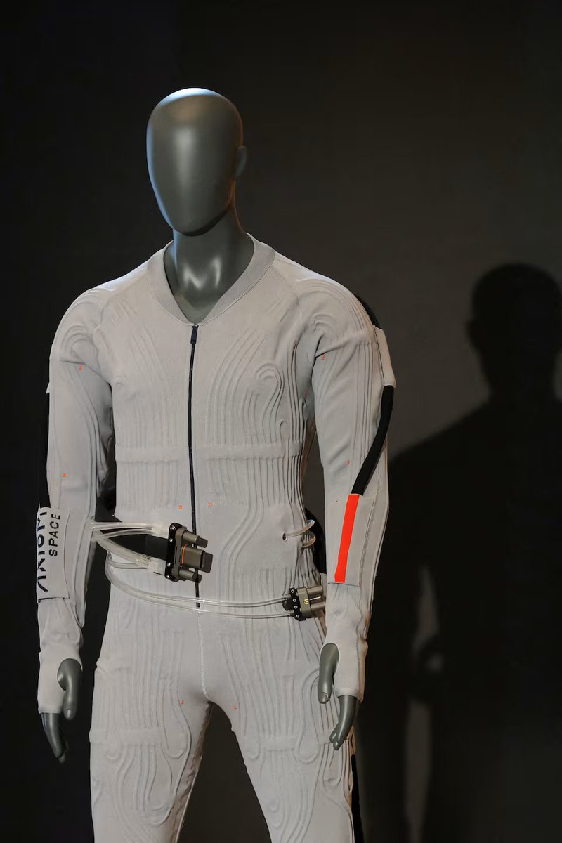 fusbow's tweet photo. PradaがAxiom Spaceと共同開発している宇宙服のインナーを公開。体温冷却や換気をサポートするチューブが全身に編み込まれており、映画『DUNE』のスティルスーツを思わせる見た目になっている。

NASA to wear Prada as luxury group pushes into space industry
https://t.co/1LgmjZjoco https://t.co/FubyQrdHmT