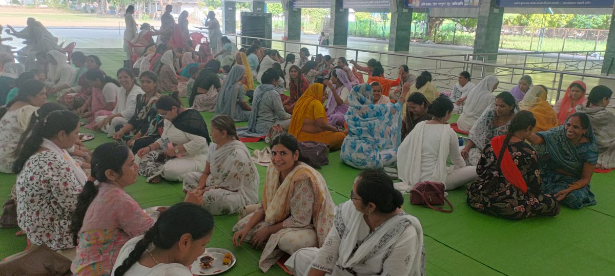 Amdmum's tweet photo. #संत श्री आशारामजी बापू द्वारा प्रेरित #महिला_उत्थान_मंडल अहमदाबाद के मार्गदर्शन में #इंदौर म. प्र. में महिला योग साधना सम्मेलन का आयोजन किया गया।
आश्रम के पवित्र वातावरण में बहनों ने जप,ध्यान,आसन,प्राणायाम आदि का लाभ लिया।
#AsharamjiBapu #Spiritual_Glimpse #sanatandharm #हिंदू https://t.co/fo4nTyjD9u