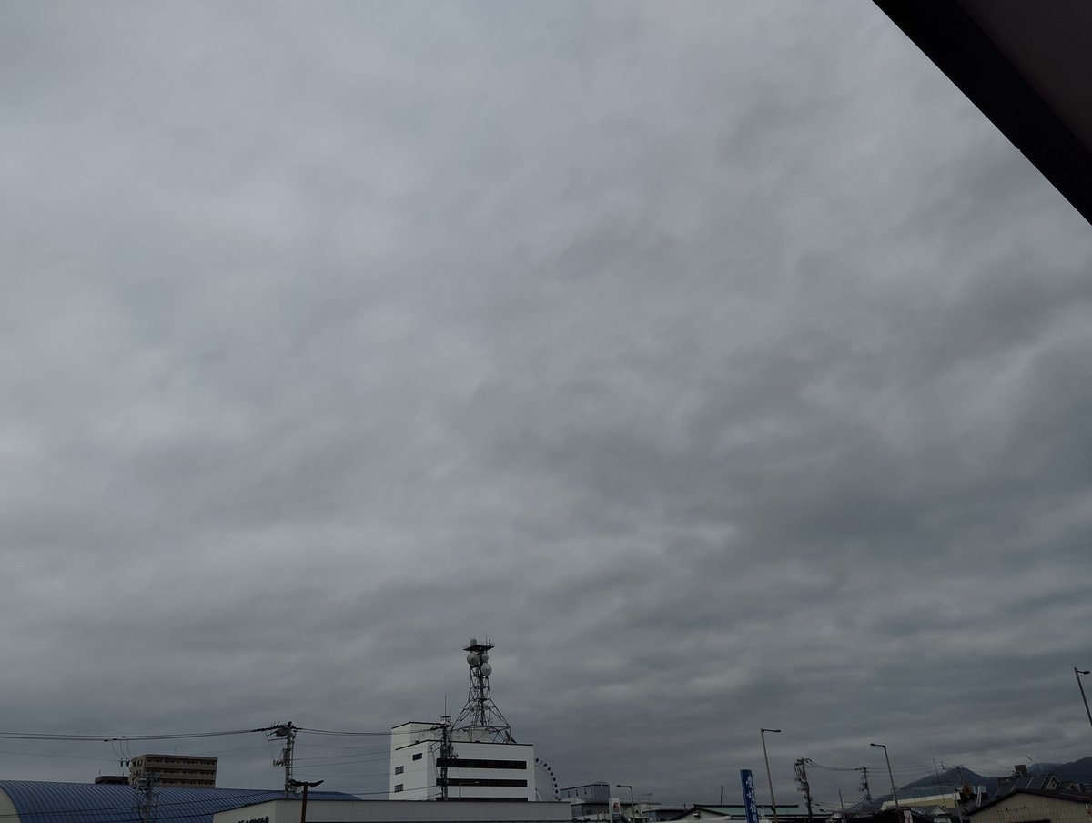 EMjDlsOsbNHjTzW's tweet photo. 雨が降りそう…

と思ったら、この1時間後には☔

今はやんだ

梅雨らしい読みづらい天気… https://t.co/bQJQwmGv4v