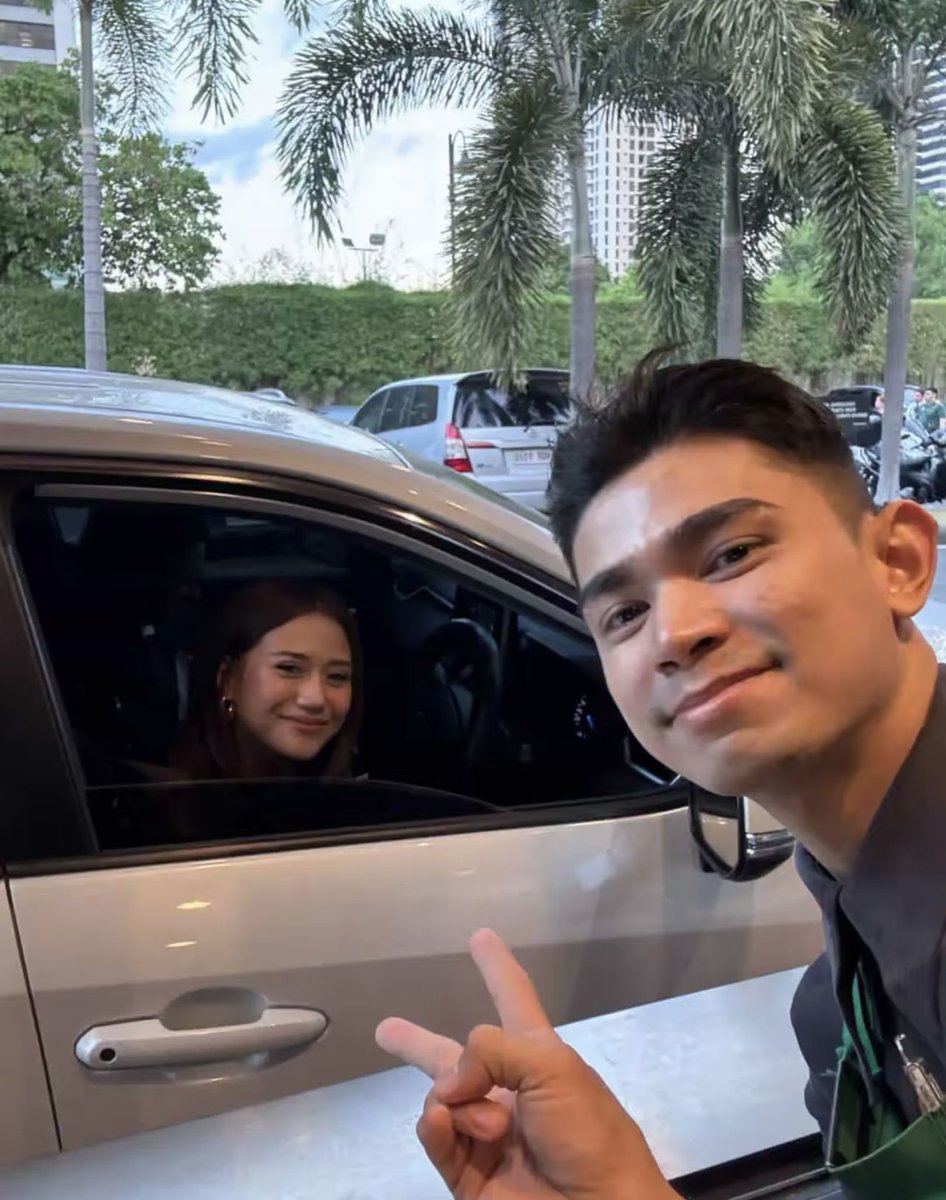 ArleneKapatid's tweet photo. Yung si Morissette lang naman isa sa mga suki mo. Hiring pa ba yang Starbucks branch na yan? 🤧

Kudos kay akla. Game makipagkamay or picture with or without make up. Diva divahan who?

(c) jazzeridos/tiktok https://t.co/eqtyjTwQCr