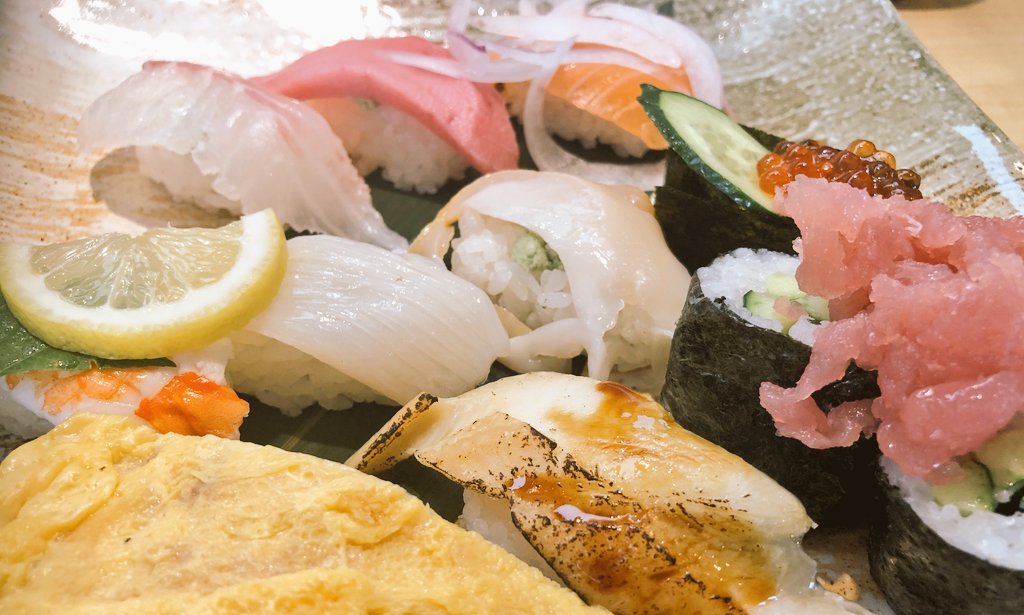 ojigesan's tweet photo. 午後休🙌
ランチは贅沢して回らないお寿司だぜ～🍣
ビールは我慢しました😂
#飯テロ https://t.co/r1AfJbvnIm