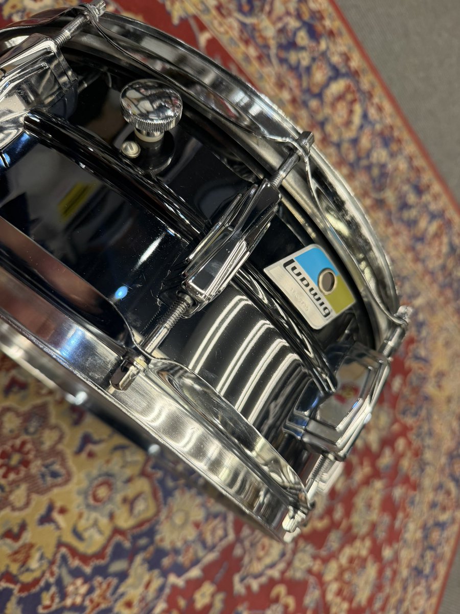 OchaDrumC's tweet photo. Ludwig ヴィンテージオタクの皆様へ

70年代のブラックビューティーがまさかの入荷！！！パーツは全て当時のままです！
(スタッフ大山はちょっと狙ってます。)
こちらは試奏も可能なので是非店頭へお越しください🥁 https://t.co/t7pgFrcere