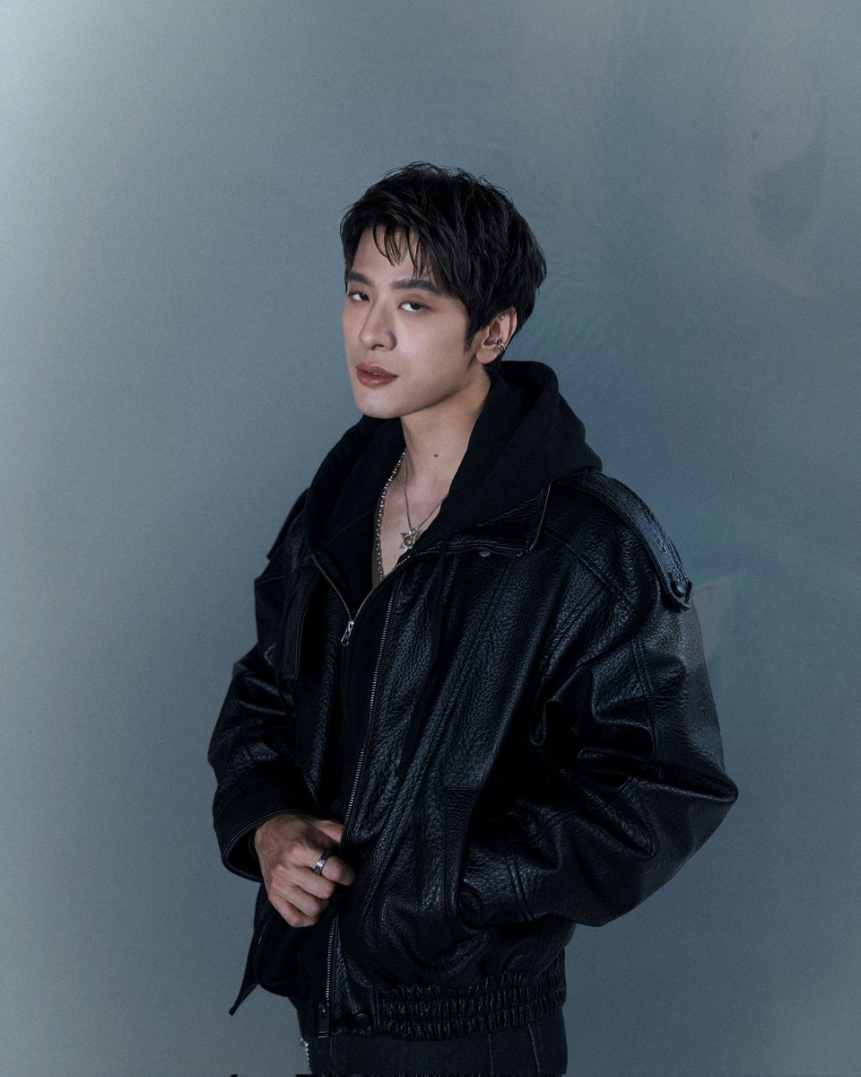 startalkent's tweet photo. แฟนเพลงหูเคลือบทอง! ‘SVRN’ โชว์เสน่ห์ทั้งลุคและเสียงร้อง ประสาน ”แม็ก The Darkest Romance” ใน ‘WHY [Atelier Session]’
#SVRN #WHYbySVRN

      แฟนเพลงโดนตกเข้าด้อมกันเป็นแถว! สำหรับ “SVRN (SOVEREIGN)” หรือ “ปอร์เช่-ศิวกร อดุลสุทธิกุล” ที่กลับมาส่งต่อความรู้สึกผ่าน ‘WHY [Atelier Session]’ พร้อมชวน “แม็ก The Darkest Romance” โปรดิวเซอร์และผู้แต่งเพลงนี้ มาร่วมร้องในเวอร์ชันสุดพิเศษ งานนี้ทำเอาแฟนเพลงหลายคนเอ่ยปากเป็นเสียงเดียวกันว่า ฟังแล้วเหมือนได้ “หูเคลือบทอง” จากเคมีทางดนตรีและการถ่ายทอดอารมณ์ของทั้งคู่ที่ลงตัวสุด ๆ

      ใน Atelier Session ครั้งนี้ SVRN มาในลุคเท่ สุขุม แต่เต็มไปด้วยเสน่ห์ ถ่ายทอดทุกถ้อยคำผ่านน้ำเสียงนุ่มลึกที่ชวนให้คนฟังอินไปกับเรื่องราวของเพลง ขณะที่ แม็กThe Darkest Romance เข้ามาเติมเต็มมิติทางอารมณ์ได้อย่างสมบูรณ์แบบ ด้วยเอกลักษณ์การร้องที่ลึก ซื่อตรง และเต็มไปด้วยรายละเอียดทางความรู้สึก ทำให้การสลับร้องและไลน์การประสานเสียงของทั้งคู่กลายเป็นอีกหนึ่งไฮไลต์สำคัญของเวอร์ชันนี้

       นอกจากความหล่อ เท่ และเสน่ห์เฉพาะตัวของ SVRN แล้ว อีกหนึ่งสิ่งที่แฟนเพลงต่างพูดถึงคือพัฒนาการด้านการร้องที่โดดเด่นขึ้นอย่างชัดเจนในเวอร์ชันนี้ โดยเฉพาะการเปิดศักยภาพทางเสียงในมิติที่หลายคนอาจไม่เคยได้ยินมาก่อน ทั้งพลัง การควบคุมอารมณ์ และน้ำหนักของการถ่ายทอดที่เข้มข้นขึ้นตลอดทั้งเพลง  หลายคอมเมนต์ต่างชื่นชมทั้งภาพลักษณ์ที่โดดเด่น น้ำเสียงที่มีเอกลักษณ์ และเพอร์ฟอร์แมนซ์ที่สะกดสายตาตลอดทั้งคลิป จนหลายคนยอมรับว่า “ดูจบแล้วต้องกดดูซ้ำ” พร้อมยกให้  ‘WHY [Atelier Session]’ เป็นอีกหนึ่งผลงานที่เผยให้เห็นศักยภาพด้านการร้องและการแสดงสดของ SVRN ได้อย่างครบถ้วน

        ใครยังไม่ได้สัมผัสความพิเศษของ  SVRN x MAX THE DARKEST ROMANCE - WHY [Atelier Session] สามารถรับชมได้แล้วทาง Youtube : https://t.co/2dX0IST4d1