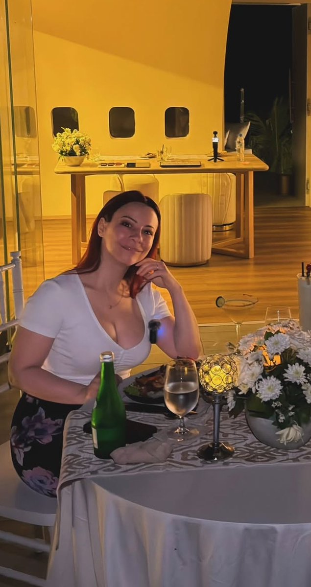 coprn06_'s tweet photo. Adeline Chetail qui fête ses 40 ans, on peut en parler de cette femme ? Elle en fait tellement moins, elle est sublime.. et cette poitrine 😍🤯 https://t.co/wQqURoxmlB