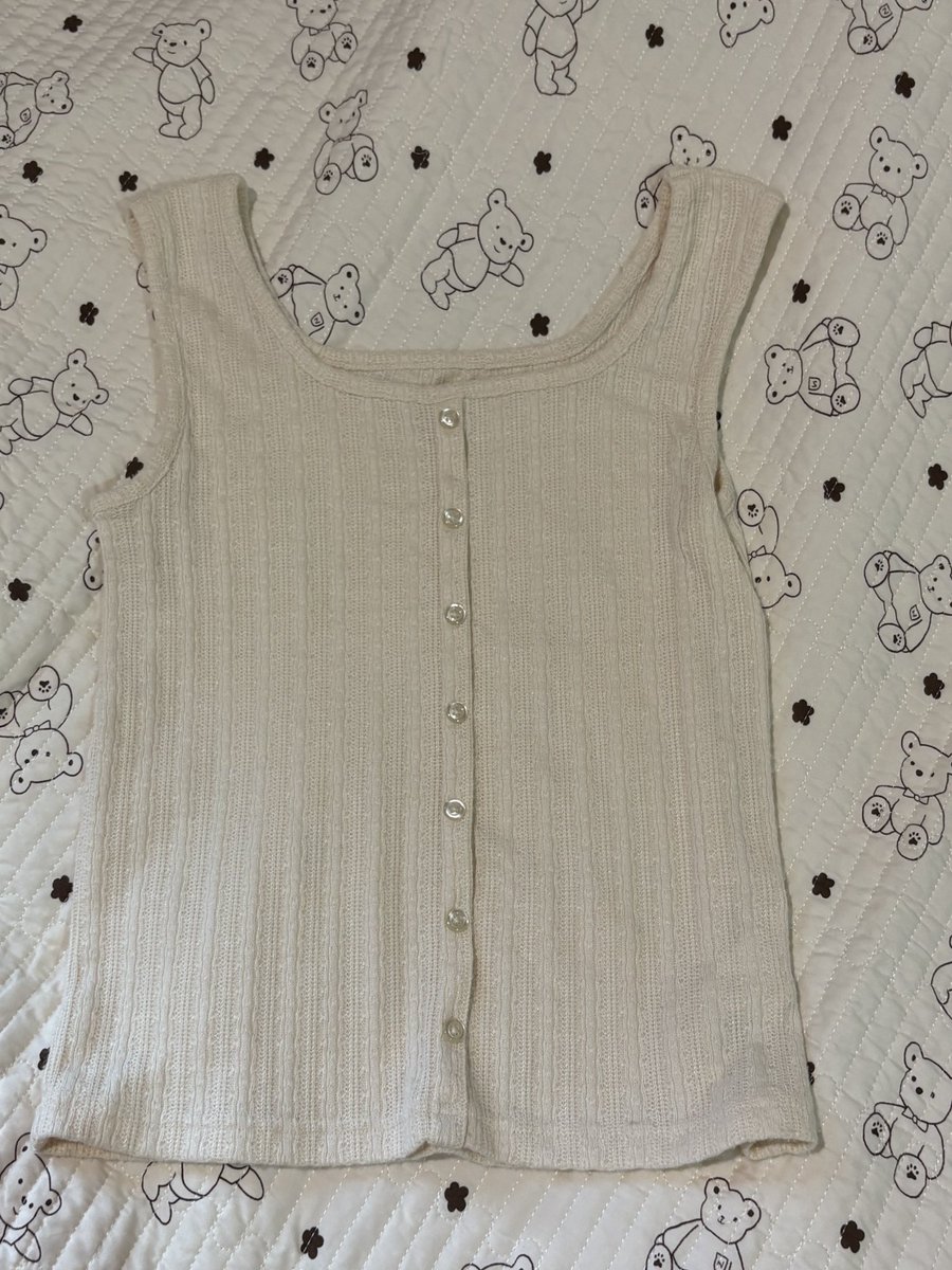 barbie_bbbbbbb's tweet photo. เสื้อกล้ามสีครีม ไม่มีตำหนิ 50฿ https://t.co/rZnu754H4B