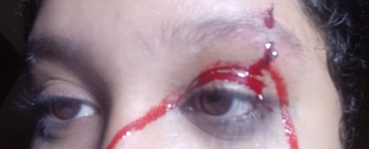 camipecinha's tweet photo. gente furei a sobrancelha sozinha e o coiso do piercing é muito grande https://t.co/iieutZfCaU