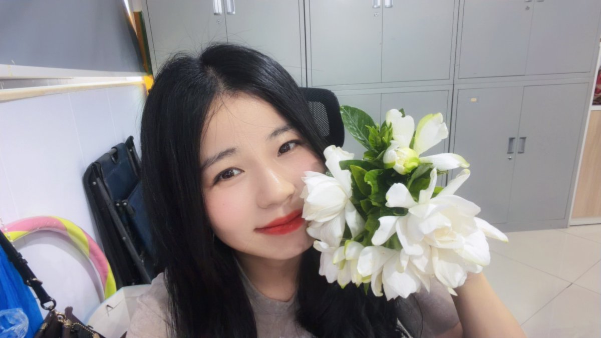 xiaokacha's tweet photo. 到了公司，保洁阿姨给了我一点花，真香呀，周一快乐哦⊙∀⊙！ https://t.co/XEtb8Uyzwa