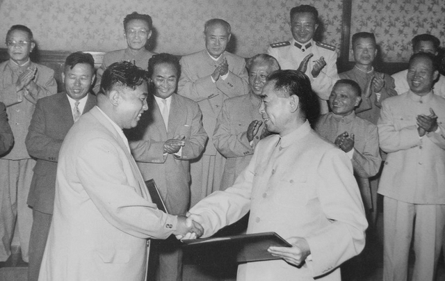 zhu0588's tweet photo. 1961年7月，北京，周恩来与访华的金日成在《中朝友好合作互助条约》上签字后双方互换文本。（图）
1962年10月12日，中朝在平壤签订《中朝边界条约》，正式划定了长白山（白头山）地区的边界。
长白山天池：总面积约9.8平方公里，按中方45.5%、朝方54.5%的比例划分（朝方略多）。
长白山周边地区 ：朝鲜获得白头山主峰（将军峰）及周边约280平方公里（也有说法1200平方公里左右，包含江源地区）的领土。中国当地官员当时有异议，但最终以“友好”名义达成。
中国领导人（毛泽东、周恩来等）当时采取“以土地换政治支持”的策略，希望朝鲜在中苏论战中站在中国一边。
中国至今未正式公开该条约全文，也侧面反映了敏感性。