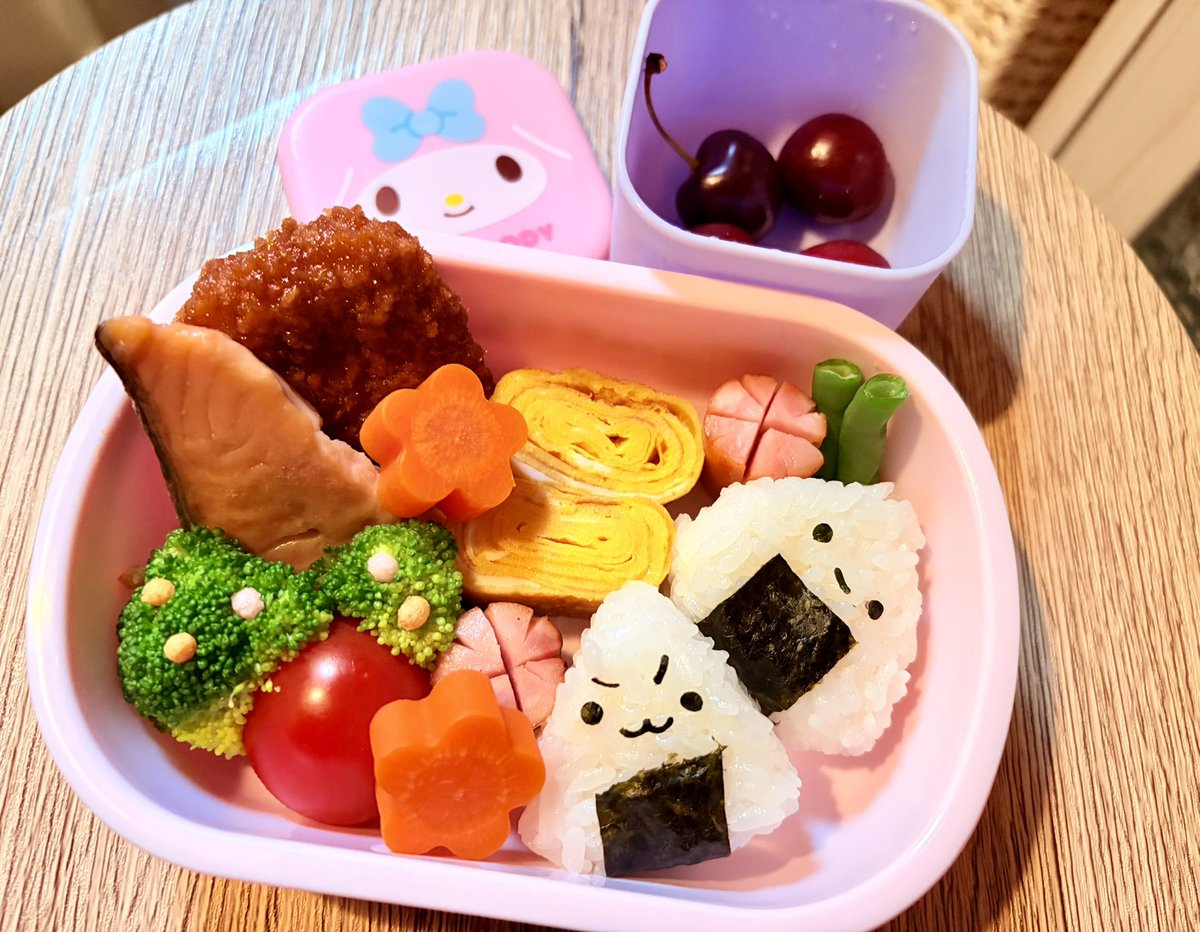 rayotsuka's tweet photo. #れいかちゃんのお弁当を作るママ

【 113日目 】

おはよー🌻
れいか「明日はおにぎりがいい！」って
リクエストだったので🍙握ったよ‼️
 
今週は雨が多いかな☔️？
行ってらっしゃい👋✨️ https://t.co/twP0R9MGe2