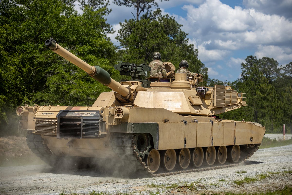 MCoEFortBenning's tweet photo. These trainees are getting their first real taste of the teamwork required to keep an Abrams tank in the fight. It’s cramped, it’s hot, and it requires absolute trust in the #Soldier sitting next to you.

Forging the next generation of tankers right here at #FortBenning. https://t.co/gn4Zt96vTS