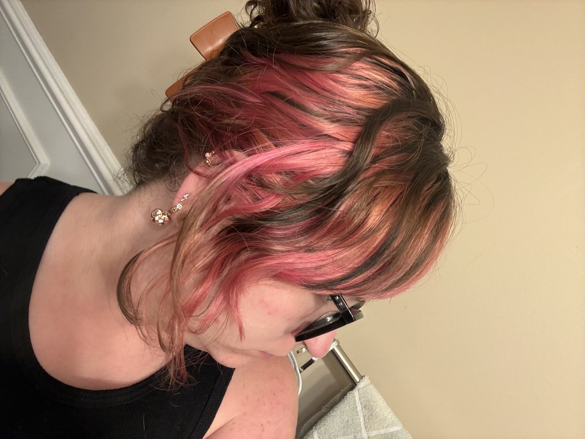 undeadSinker's tweet photo. i am a chocolate covered strawberry. what the fuck 🍫🍓 https://t.co/UQezPyHGCI