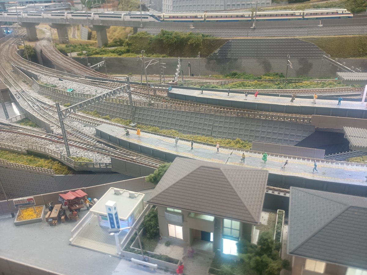 BuminHaya's tweet photo. Nゲージプラザ小田原／高架線の別テイク
左下の写真の「横浜銀行」にくすっとしてしまう
#京成
#スカイライナー
#埼京線
#東海道新幹線
#北総鉄道
#並んでいたら撮るよね
#レンタルレイアウト
#鉄道模型
#Nゲージ
#情景がキレイ
#相鉄線
#300系いいなぁ
#スカイライナー3代 https://t.co/UnTOQeNyr0