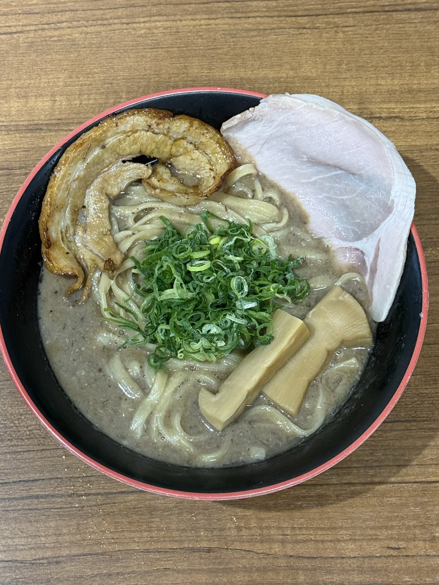 noodlista's tweet photo. 🎊高濃度荒濾過豚骨〜オニとん〜🎊

昨日は雨の中でのご来店ありがとうございます😊

今日もオニとん完売まで突っ走りますよ💨
夜もご提供出来ますので是非‼️

来週１５日（月）〜２５日（木）
夏休みいただきます☀️

アルバイトも大募集中‼️ https://t.co/6grtzGYF5m