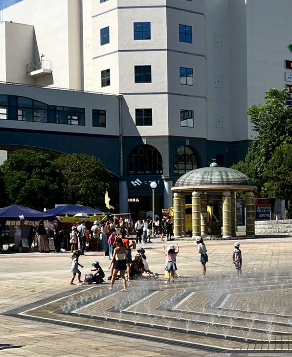 at_necosontyo's tweet photo. 今年の夏も、日立市新都市広場では噴水があるよ！

ということで、雑貨村atのねこまるしぇ当日ももちろん水遊びが出来ます！！
着替え用のミニテントと、見守り用の日陰テントもあるのでタオルと着替えを持って遊びに来たら一日中楽しめます✨

 #雑貨村atのねこまるしぇ https://t.co/hcVdbrU0q1