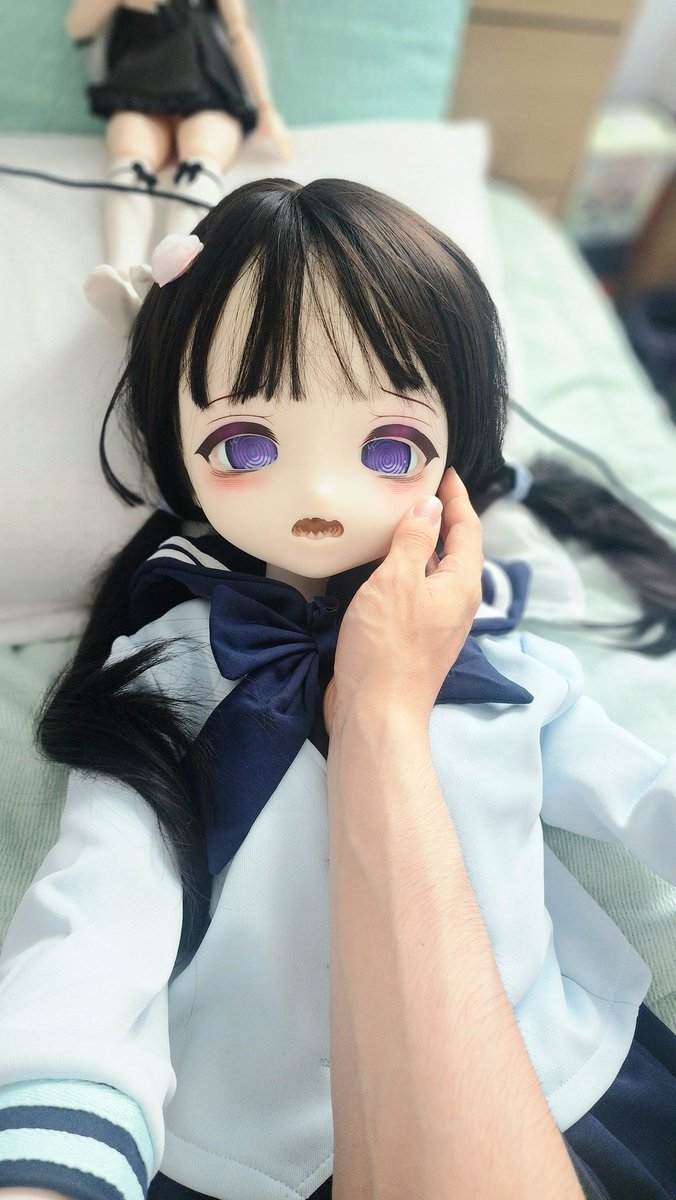 NeuRon_trainer's tweet photo. 【過去回想】

​実家に帰った次の日の朝。
「夢じゃなかったんだね...」
​そら：「お兄ちゃん…」
​指先から伝わる、お互いの温もりを確かめ合いながら…

#croissantdoll #等身大ドール https://t.co/VlElTjvjup