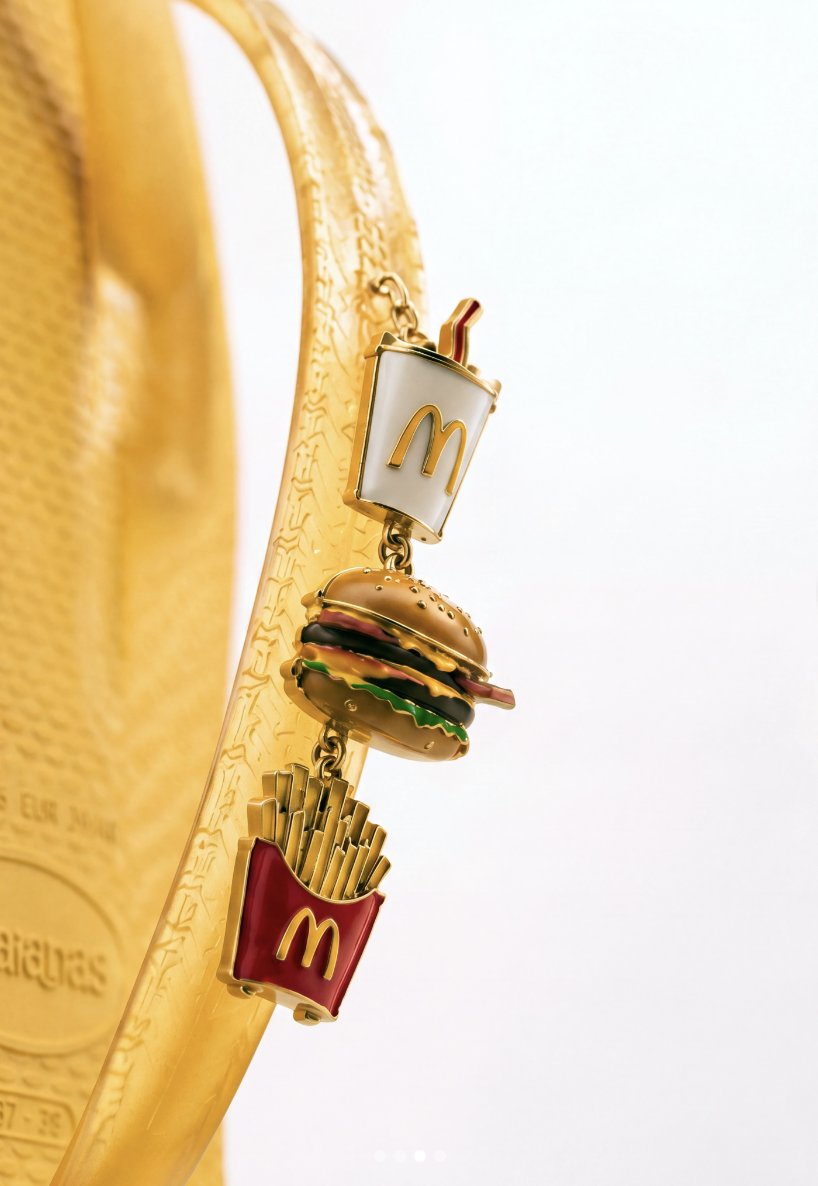 ideafuls's tweet photo. こちらもfan-madeのフェイクコラボですが、これ実現したら欲しいなぁ。マクドナルド×Havaianasのサンダル👡  https://t.co/Yh7ZaQZSjV https://t.co/oJa1SVdpqQ