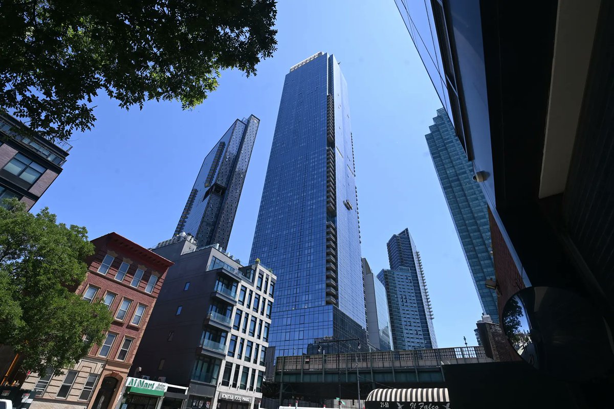 Clean_Energy_BS's tweet photo. @RezaC1 The real detail of this story is, what bank financed a 90% vacant 67 floor building in LIC where a 600 sq ft apt is asking $1 million + ?
The builders are attempting to offload the dead site by "selling" hundreds of apts to R/E holding companies who may be forced to rent condos. https://t.co/fnKi47zoxt