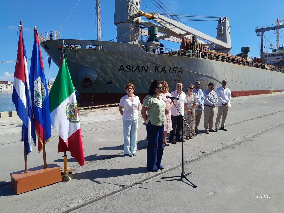 MINCEX_CUBA's tweet photo. 🚢 | Con 1 700 toneladas de ayuda desde México y Belice, el buque Asian Katra atracó en La Habana este domingo.

Alimentos e insumos de primera necesidad que confirman que en los momentos difíciles, Cuba no está sola. 🇲🇽🇧🇿🇨🇺 https://t.co/mEZJFwmGLs