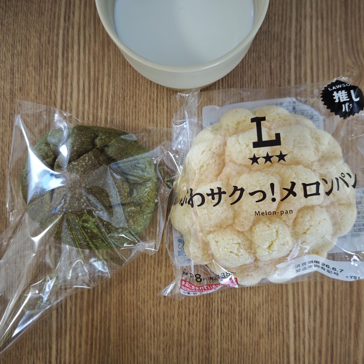 Debulicious's tweet photo. ヨーダっぽい色の抹茶あんぱん、ヨーダ&amp;グローグーの頭頂部っぽいメロンパン https://t.co/o2ZYY1RJjK