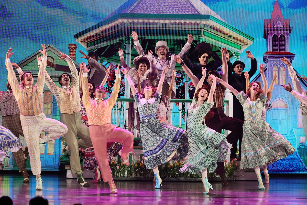 iHeartRadioBway's tweet photo. YEE-HONK! 🌽 @schmigadooon at the #TonyAwards 🧺 https://t.co/zTrB4ldbL0