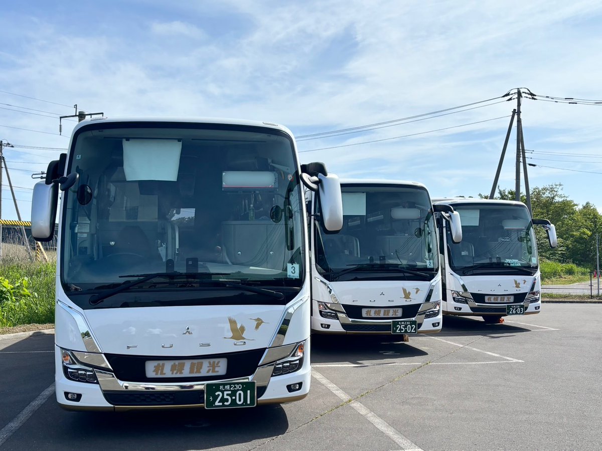 SapporoKankoBus's tweet photo. 有希ガイドから丹頂1・2・3のスリーショットが届きました🚌並ぶとよりかっこいい🥹👍修学旅行の学生さん達に「新車の最初のお仕事です」とお伝えすると拍手をして盛り上がってくれたそうです😆👏
#さっかんの丹頂 #大型バス #貸切バス https://t.co/GX4u8QOId6