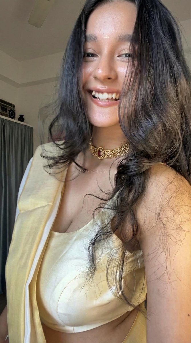 SakthivelBca's tweet photo. #Subashree  hottest pictures ever 🌚🥵🔥🔥 https://t.co/ckIgT7FCtB