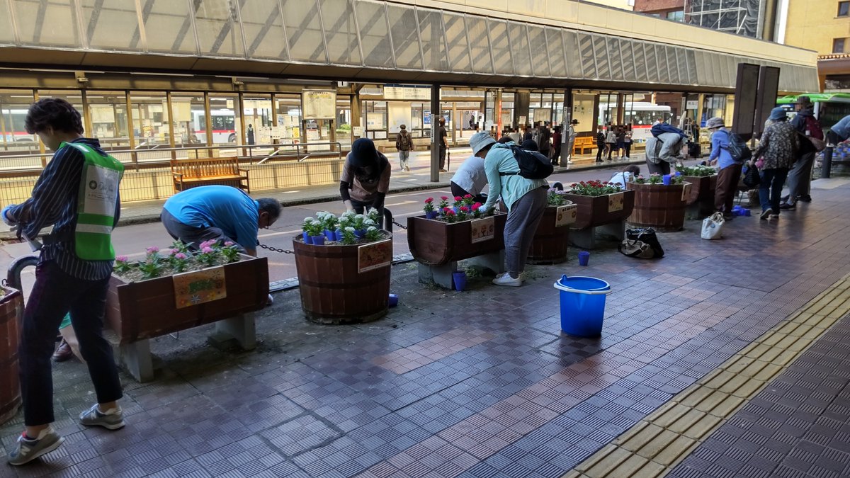 Tohoku_Network's tweet photo. #長岡電力センター は、#長岡駅前市民プランターづくり に協力し、年間を通じて花苗の贈呈や花の手入れを行っています😊✨
今回は、市民の皆さんと一緒に、駅前広場のプランターにペンタスの苗を植えました🏵️
色とりどりのペンタスで街の玄関口が華やかになりました🌼
#新潟 https://t.co/DB4Dvq5Q0H