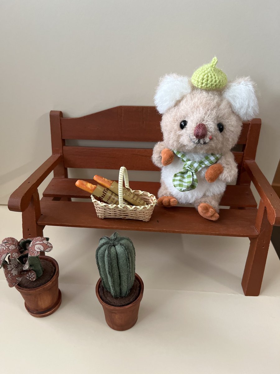raspberry_lou's tweet photo. ちゃんと紹介できてない子がいたー‼︎
ドングリ博士のリスWALD(バルト)と
パン作りが上手なコアラ🐨
バルトを讃えるドングリフェスティバルで初めてコアラのパン屋さん🌿出店するみたいなので
帽子とスカーフ仕立てました✨
好きな方選んでね
#リルリルのぬいぐるみ
#ドールアニマル2026 https://t.co/GBfOWDPRUT