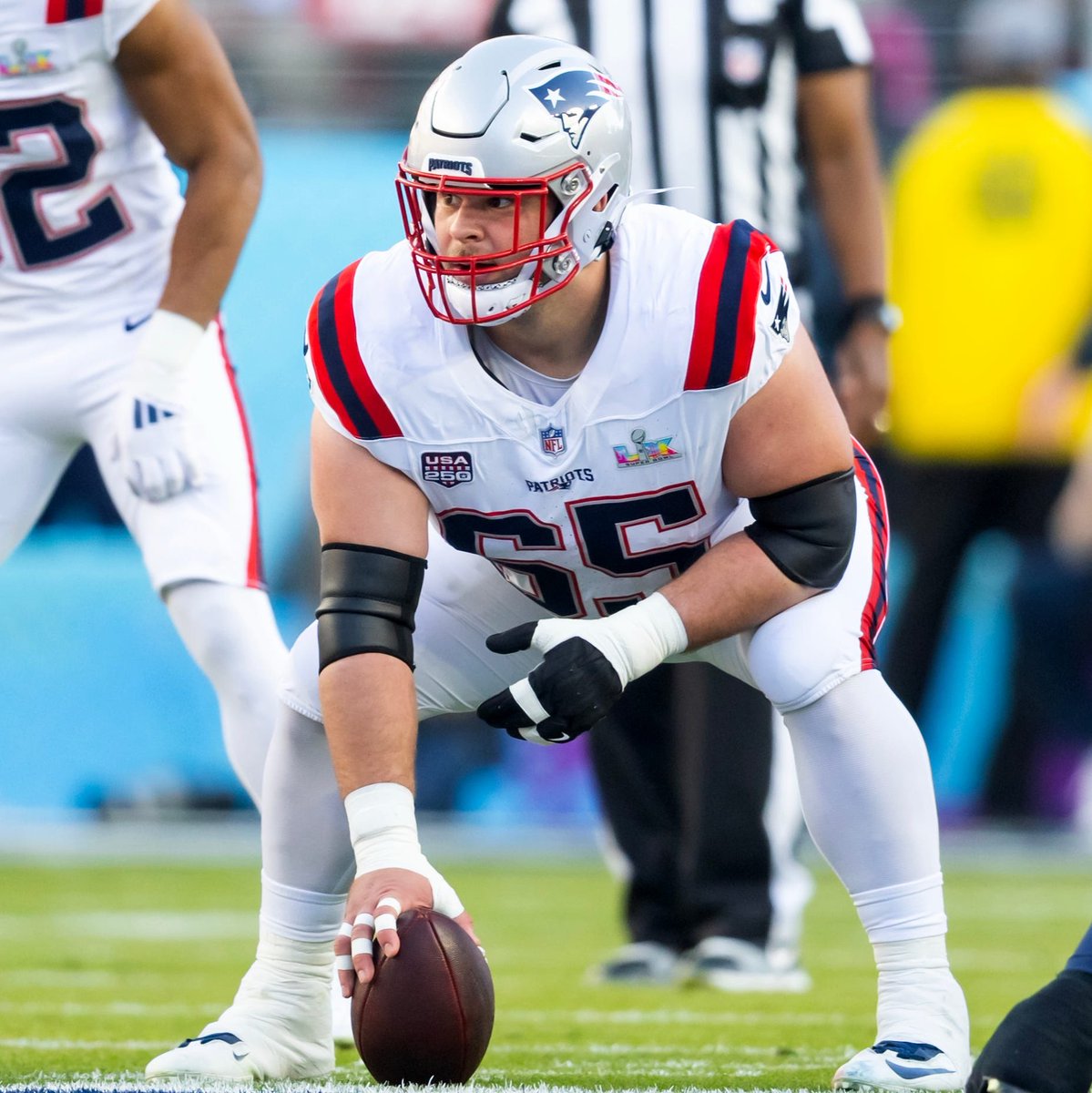 ZachGatsby's tweet photo. 🚨REPORT: Garrett Bradbury’s Tenure with the Bears Could Be Extremely Short

Per @ErikLambert1: The Bears traded for veteran center Garrett Bradbury on March 11th, expecting him to be their starter in 2026.

Just four months later, Chicago drafted highly-regarded Iowa center Logan Jones in the 2nd round — and now it sounds like Bradbury’s time in Chicago could end up being one of the shortest tenures in team history.